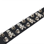 Pulsera de cuero adornada con calaveras y pinchos