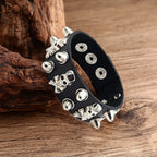 Pulsera de cuero adornada con calaveras y pinchos