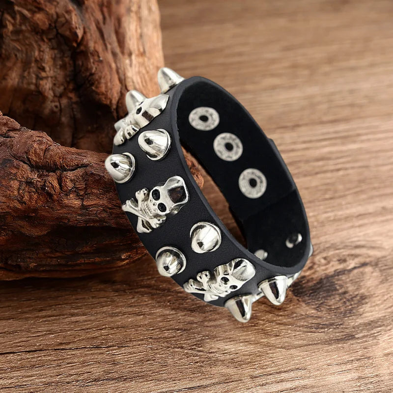 Pulsera de cuero adornada con calaveras y pinchos