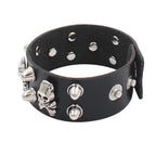 Pulsera de cuero adornada con calaveras y pinchos
