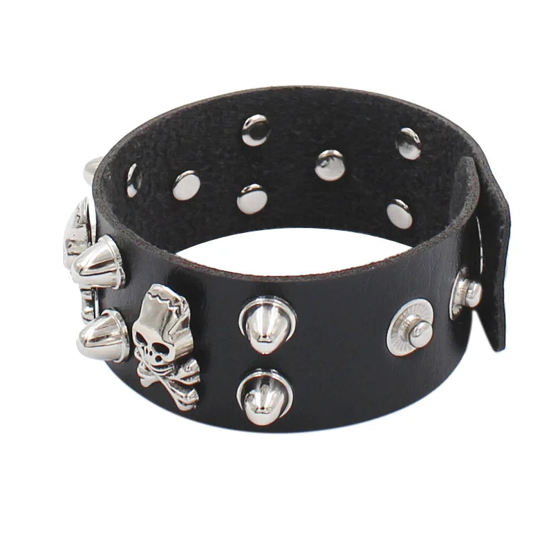 Pulsera de cuero adornada con calaveras y pinchos