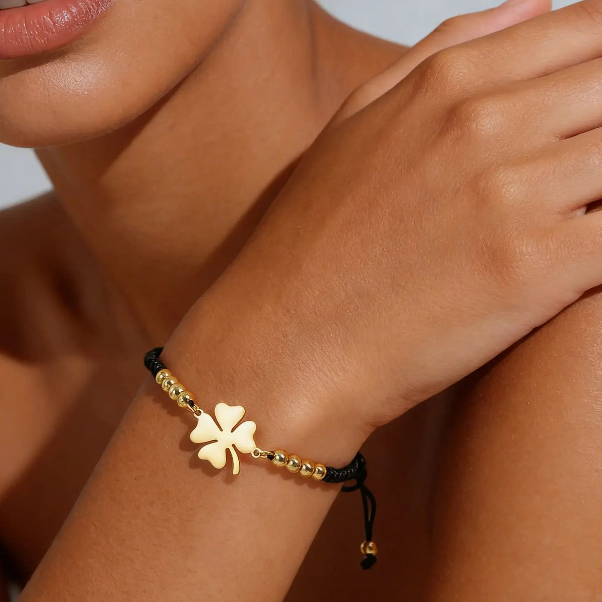 Pulsera de la amistad trébol de cuatro hojas negra y dorada