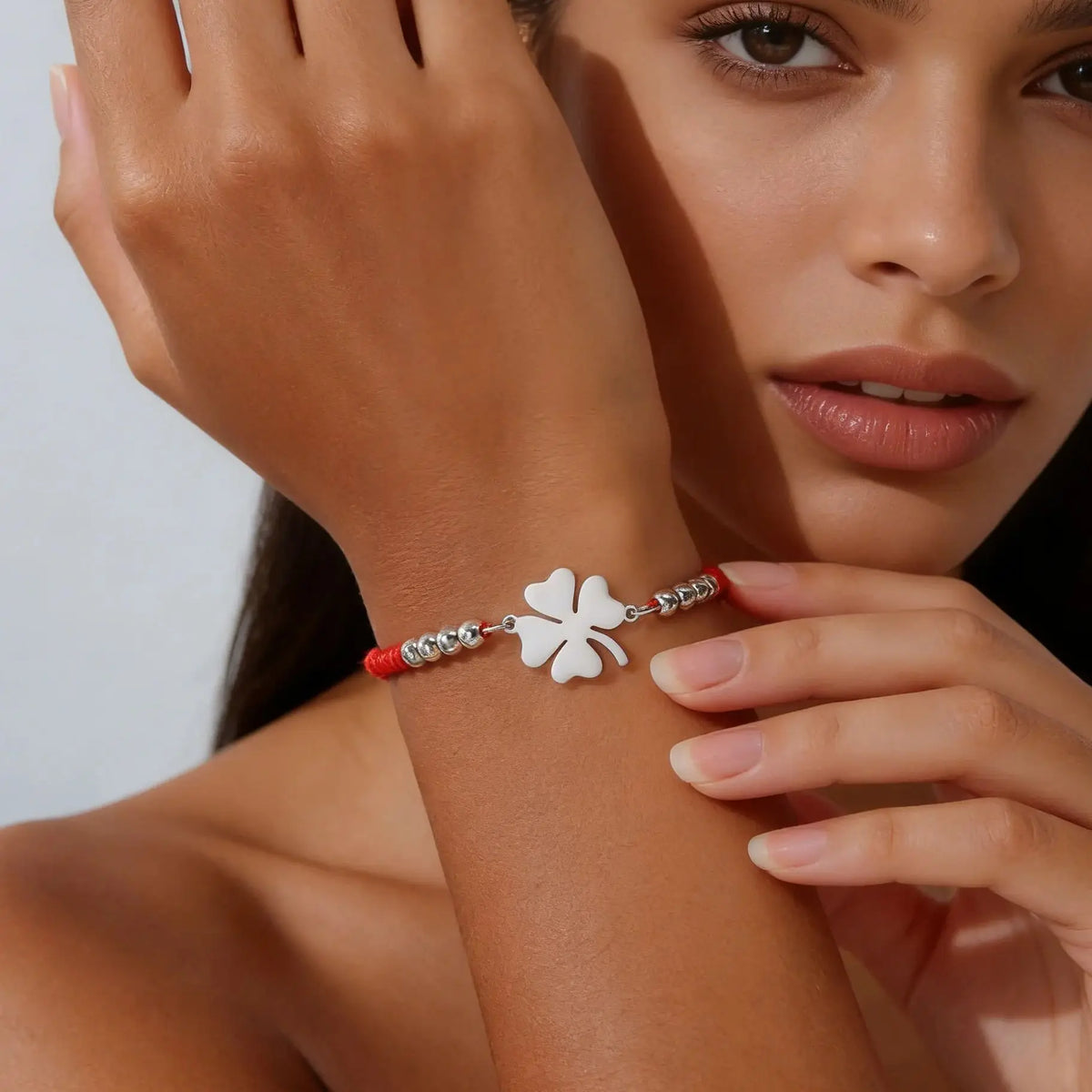 Pulsera de la amistad trébol de cuatro hojas roja y plateada