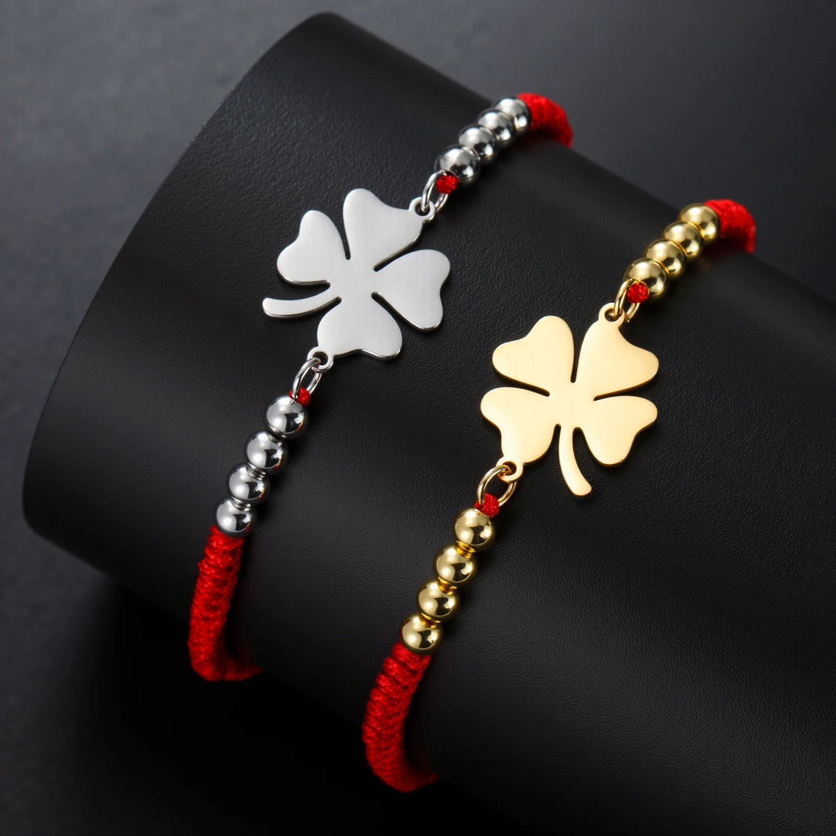 Pulsera de la amistad trébol de cuatro hojas roja y dorada