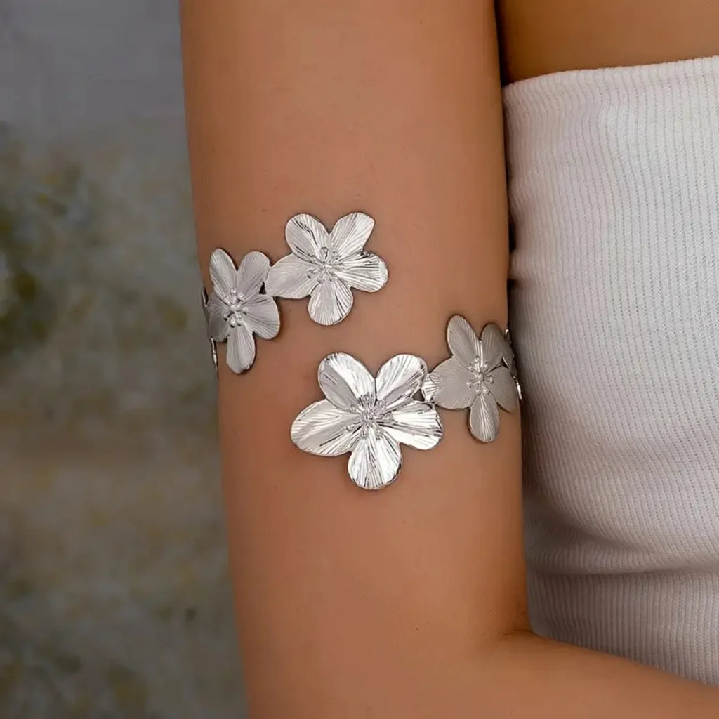 Pulsera de brazo para mujer - cadena para bíceps de pétalos de flor plateada