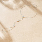 Pulsera de mano con flores de circonio plata