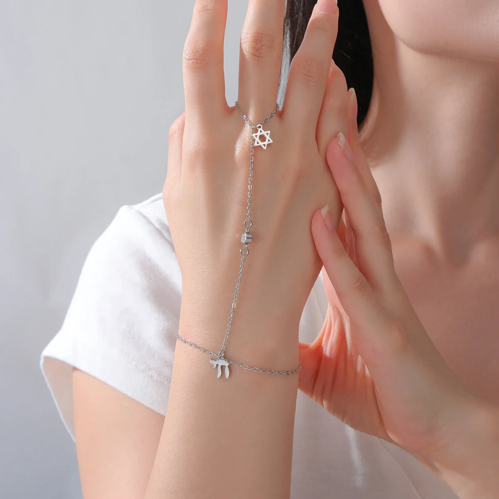 Pulsera de mano y dedo con colgantes de protección judíos Chai, <span data-glossary-id="etoile-de-david">estrella de David</span> y mano de Fátima Chai plata