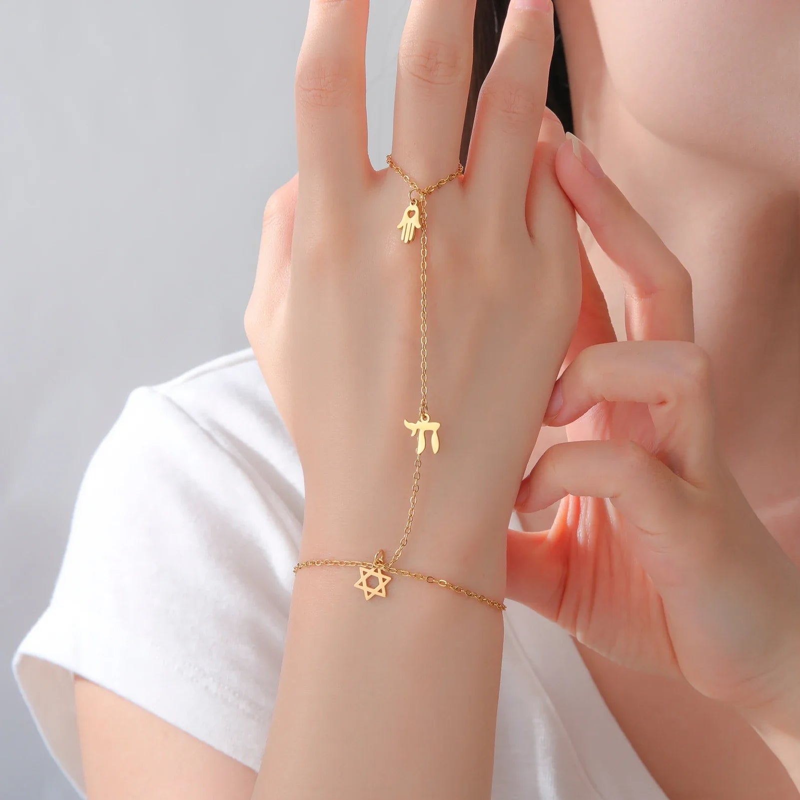 Pulsera de mano y dedo con colgantes de protección judíos Chai, <span data-glossary-id="etoile-de-david">estrella de David</span> y mano de Fátima <span data-glossary-id="etoile">estrella</span> oro