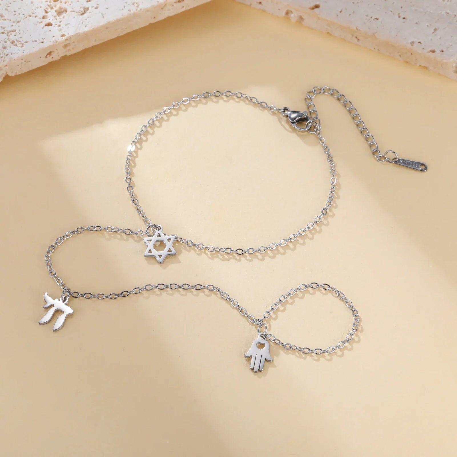 Pulsera de mano y dedo con colgantes de protección judíos Chai, <span data-glossary-id="etoile-de-david">estrella de David</span> y mano de Fátima <span data-glossary-id="etoile">estrella</span> plata