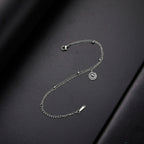 Pulsera dorada con pequeña hechura espiral de plata
