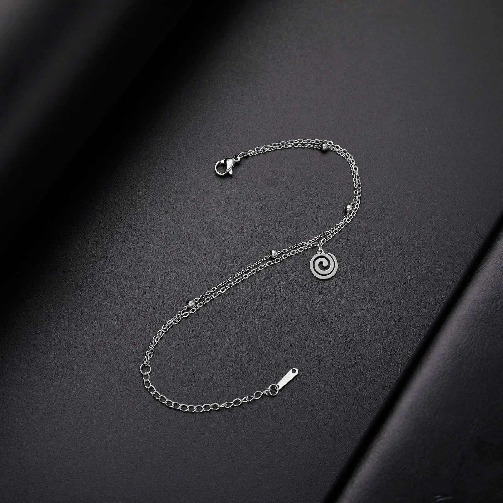Pulsera dorada con pequeña hechura espiral de plata