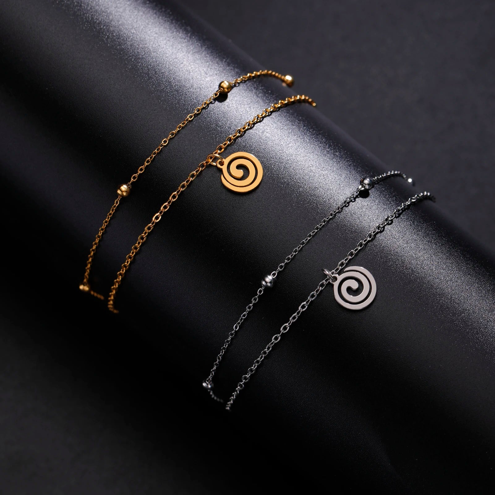 Pulsera dorada con pequeña hechura espiral de plata