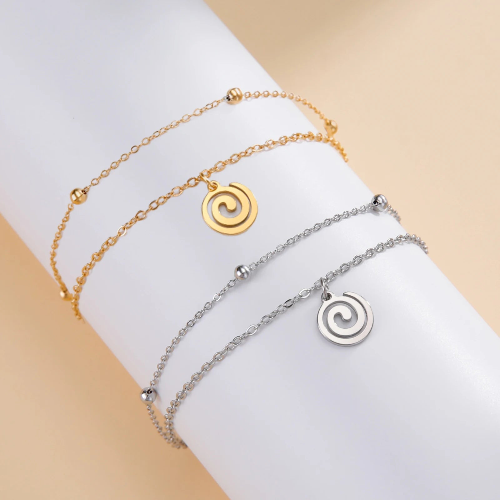 Pulsera dorada con pequeña hechura espiral de oro