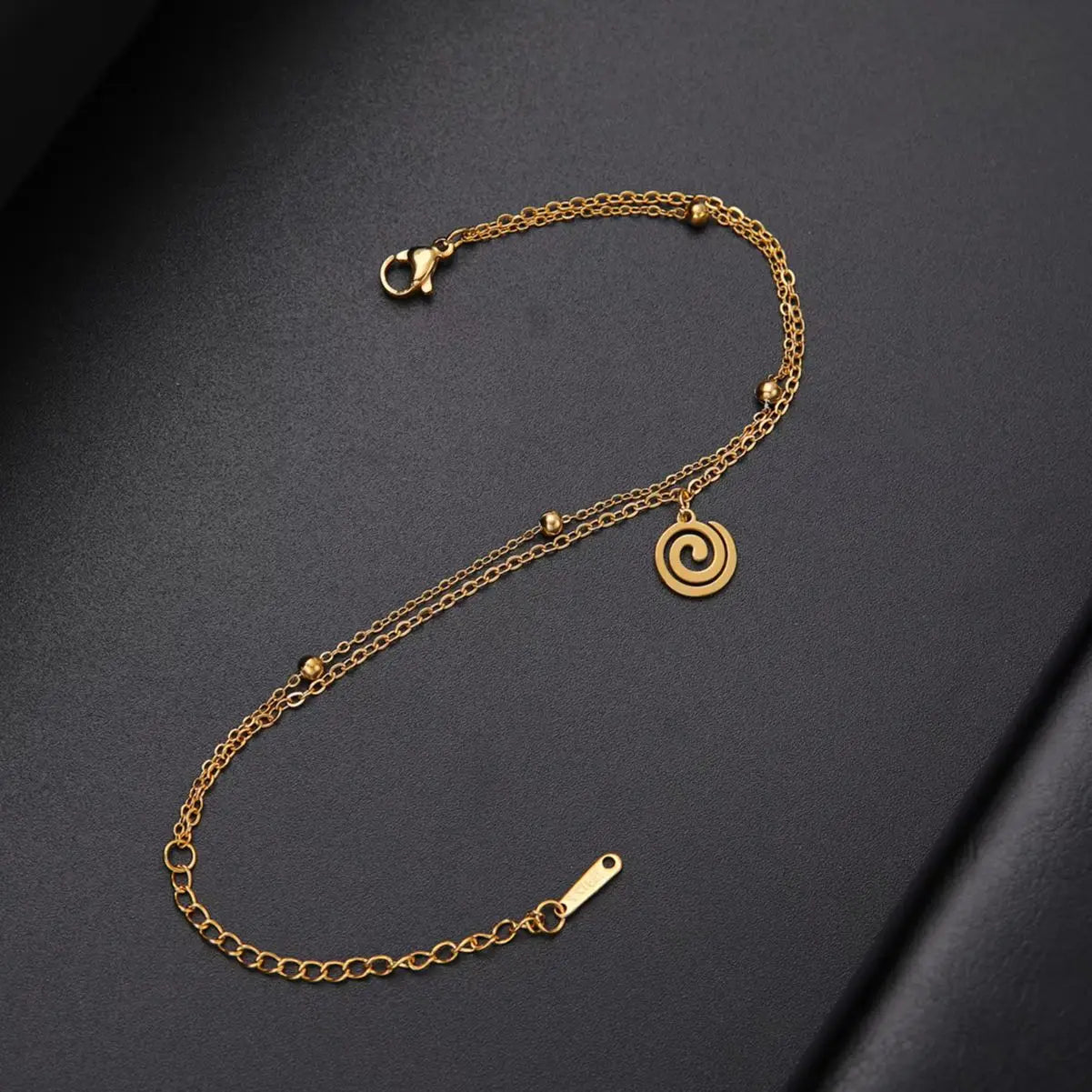 Pulsera dorada con pequeña hechura espiral de oro