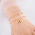 Pulsera dorada con pequeña hechura espiral de oro