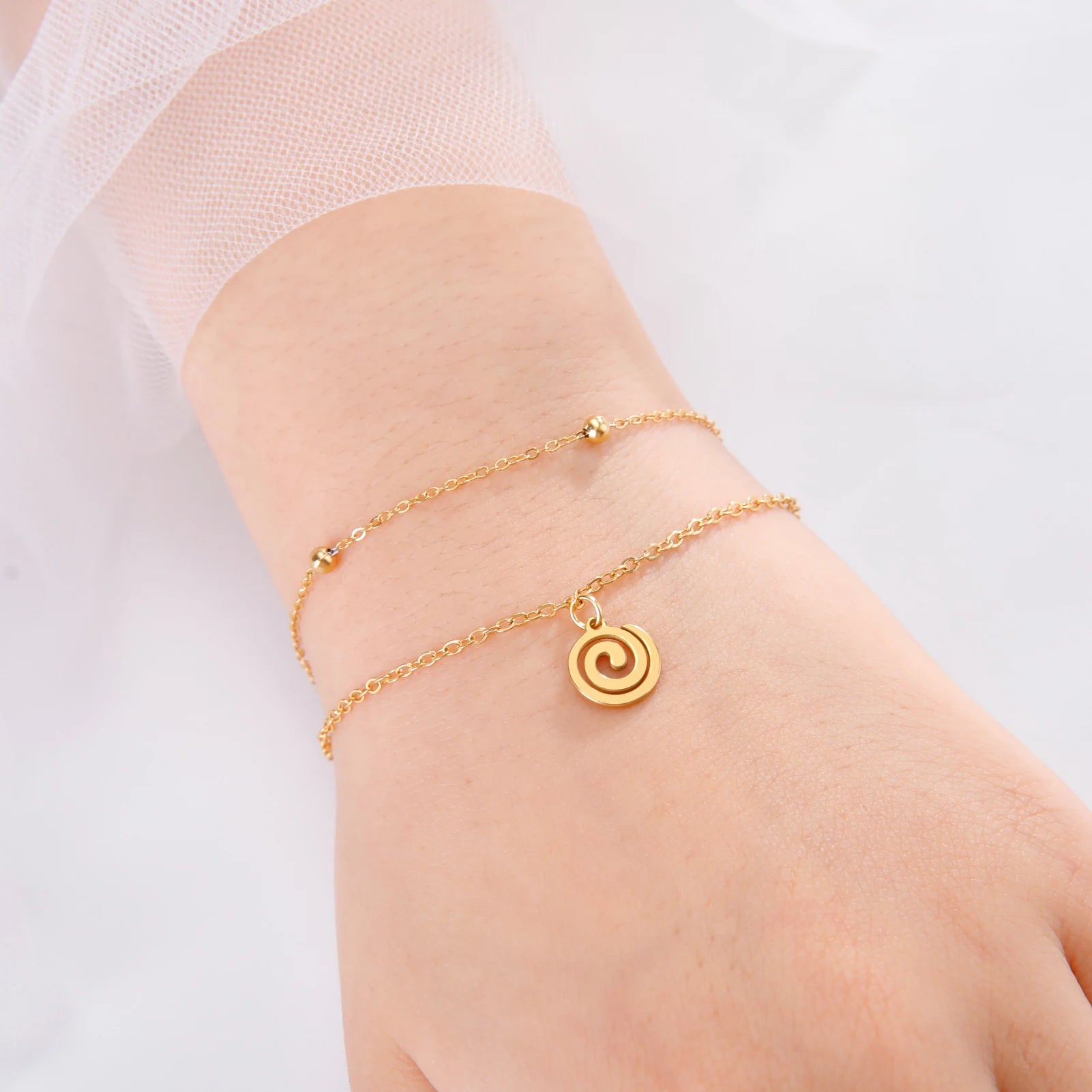 Pulsera dorada con pequeña hechura espiral de oro