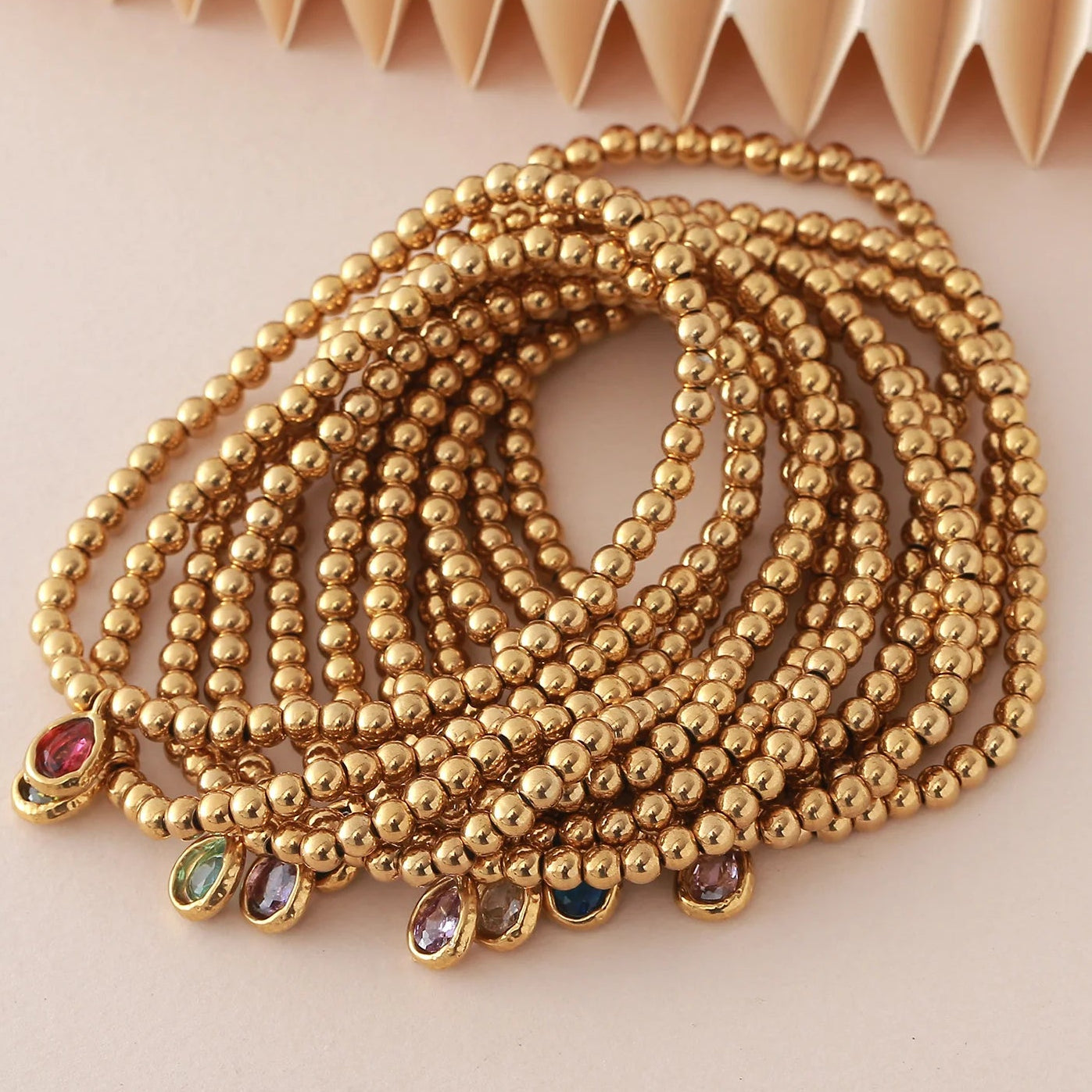 Pulsera dorada con piedra de nacimiento para mujer