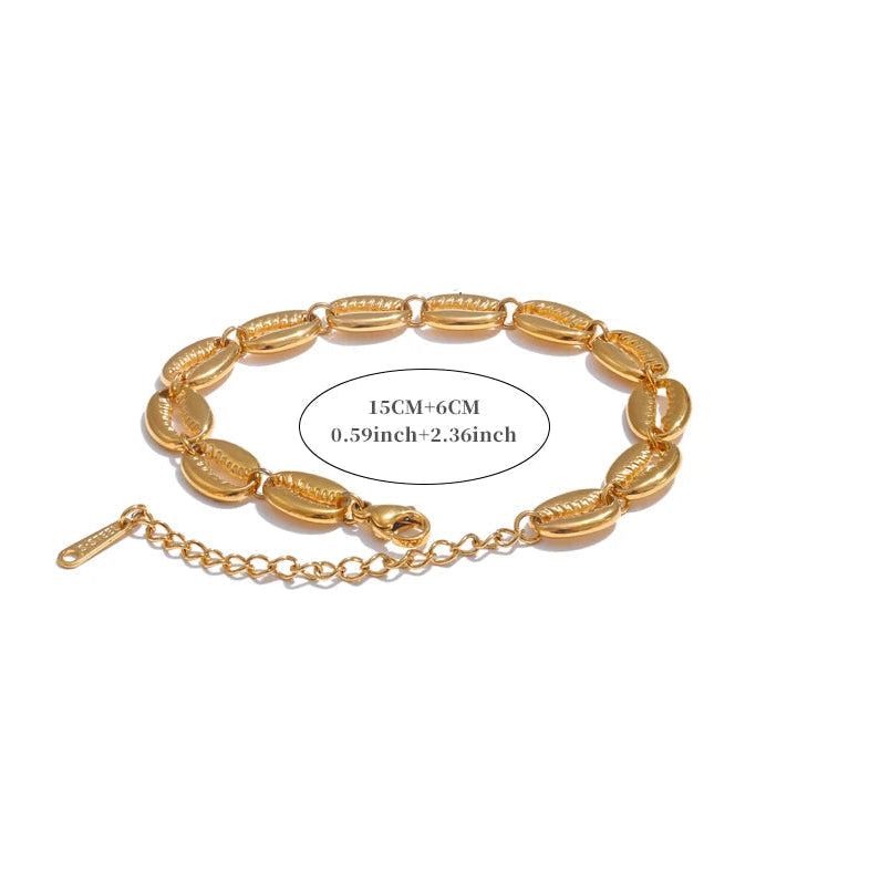 Pulsera dorada con concha cauri