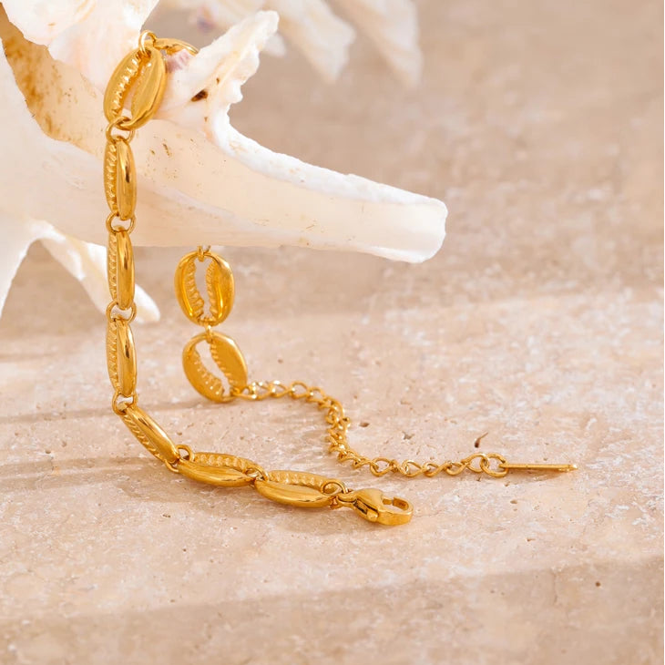 Pulsera dorada con concha cauri