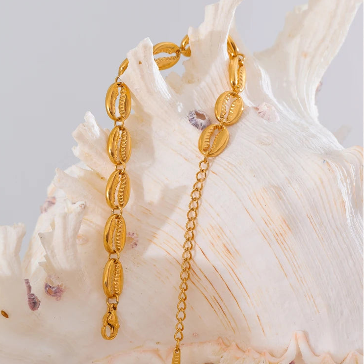 Pulsera dorada con concha cauri