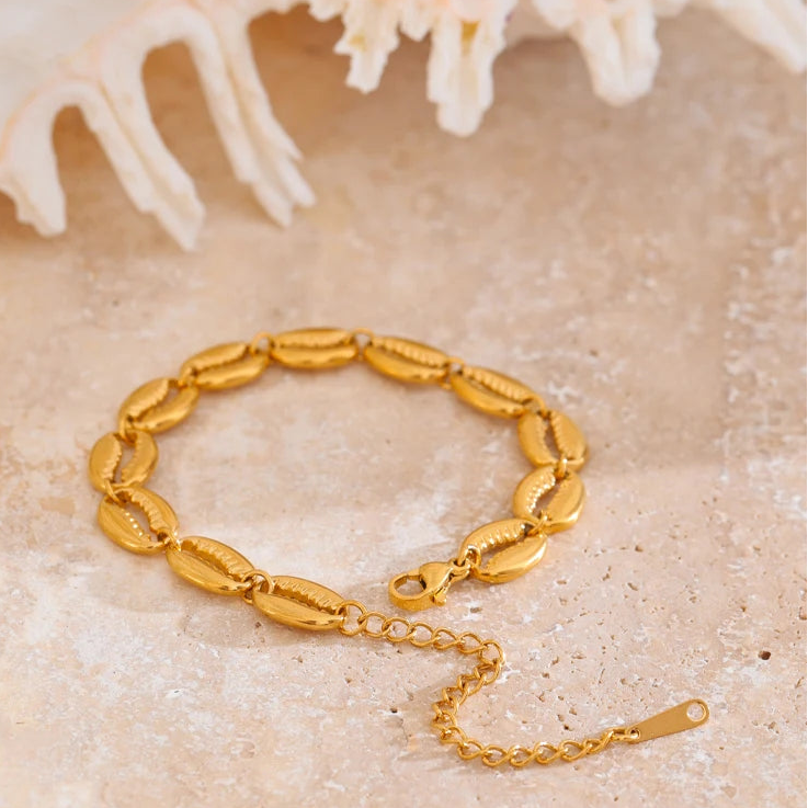 Pulsera dorada con concha cauri