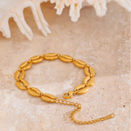Pulsera dorada con concha cauri