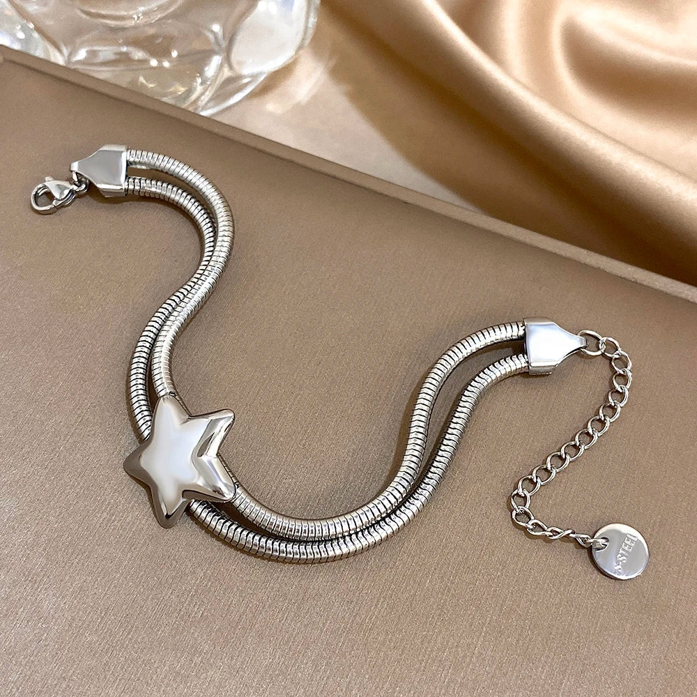 Pulsera de doble vuelta y estrella abombada de plata