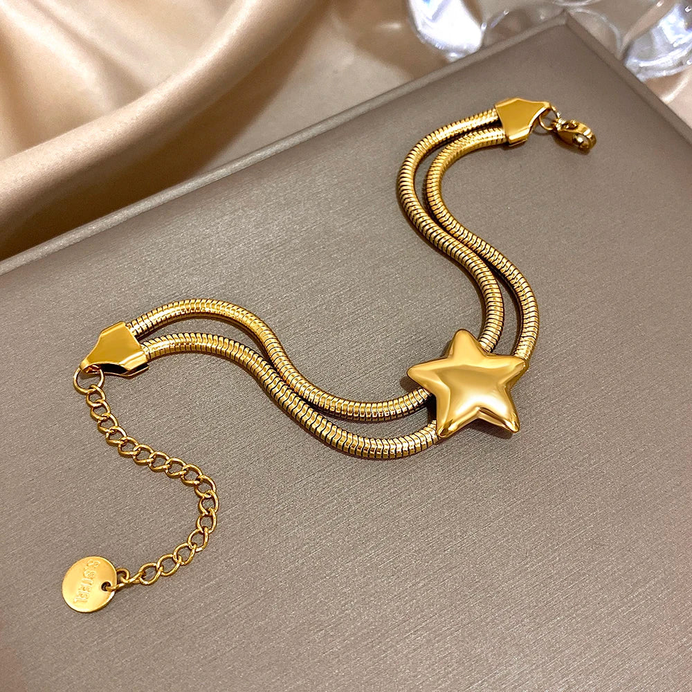 Pulsera de doble vuelta y estrella abombada de oro