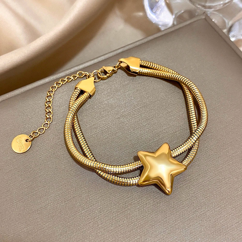 Pulsera de doble vuelta y estrella abombada de oro