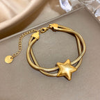 Pulsera de doble vuelta y estrella abombada de oro