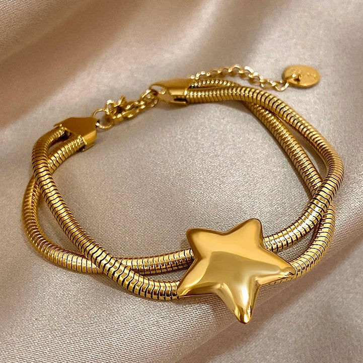 Pulsera de doble vuelta y estrella abombada de oro