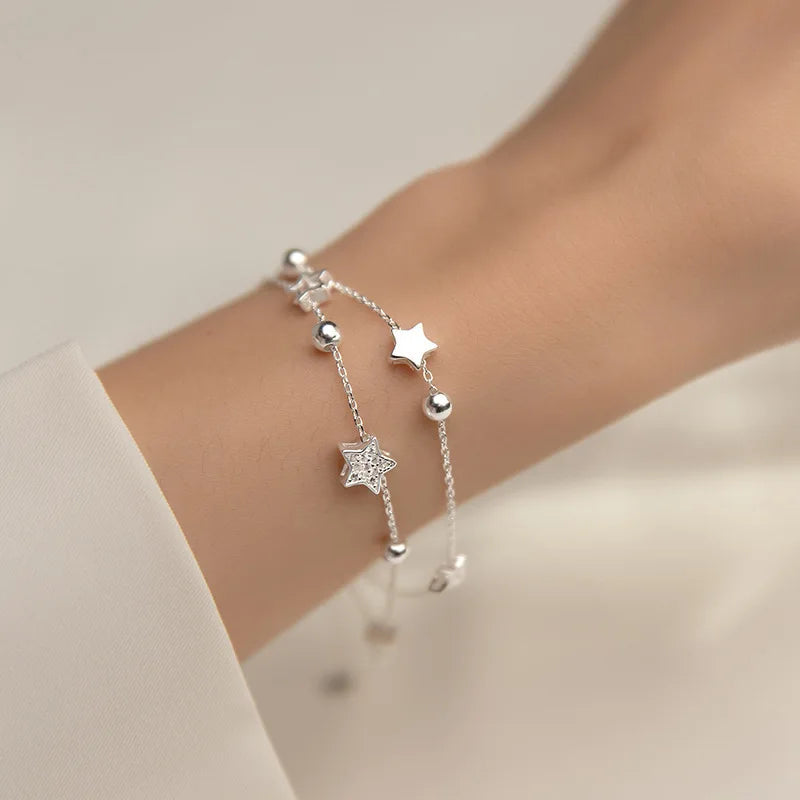 Pulsera de doble vuelta con estrellas plateadas