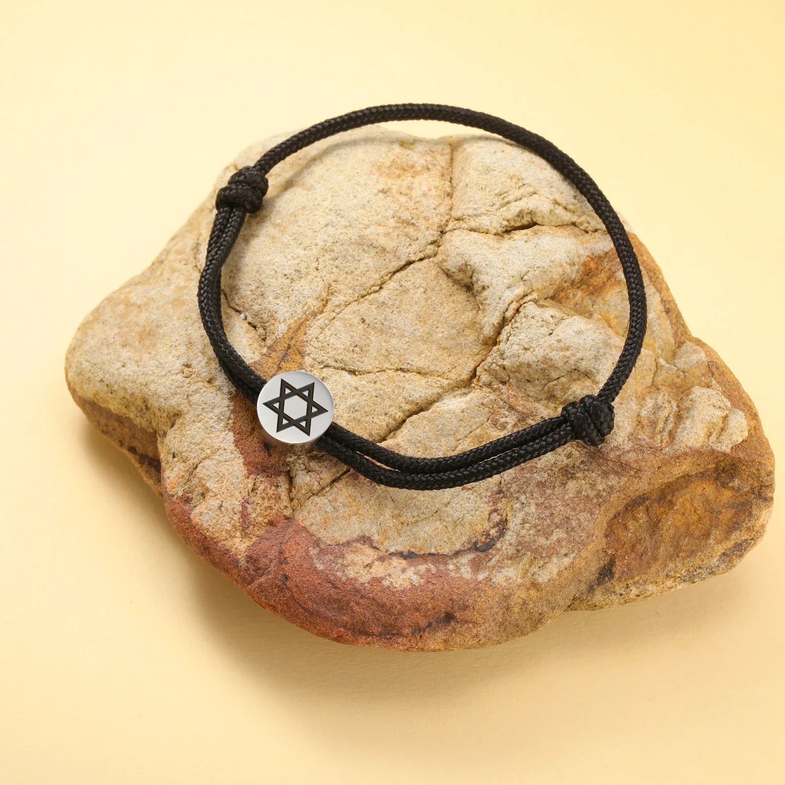 Pulsera de cuerda con el símbolo judío <span data-glossary-id="etoile-de-david">estrella de David</span> negro y plata
