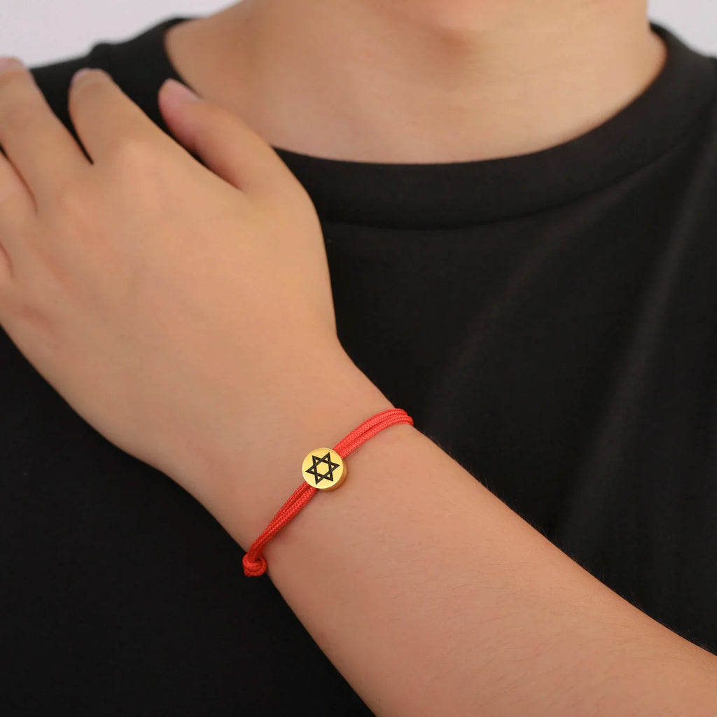 Pulsera de cuerda con el símbolo judío <span data-glossary-id="etoile-de-david">estrella de David</span> rojo y oro