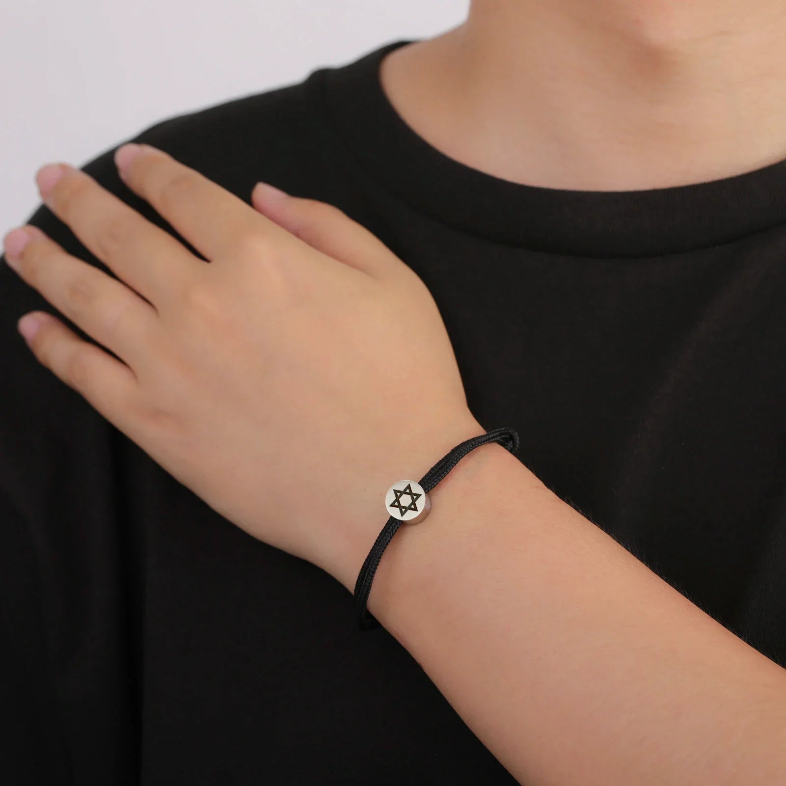 Pulsera de cuerda con el símbolo judío <span data-glossary-id="etoile-de-david">estrella de David</span> negro y plata