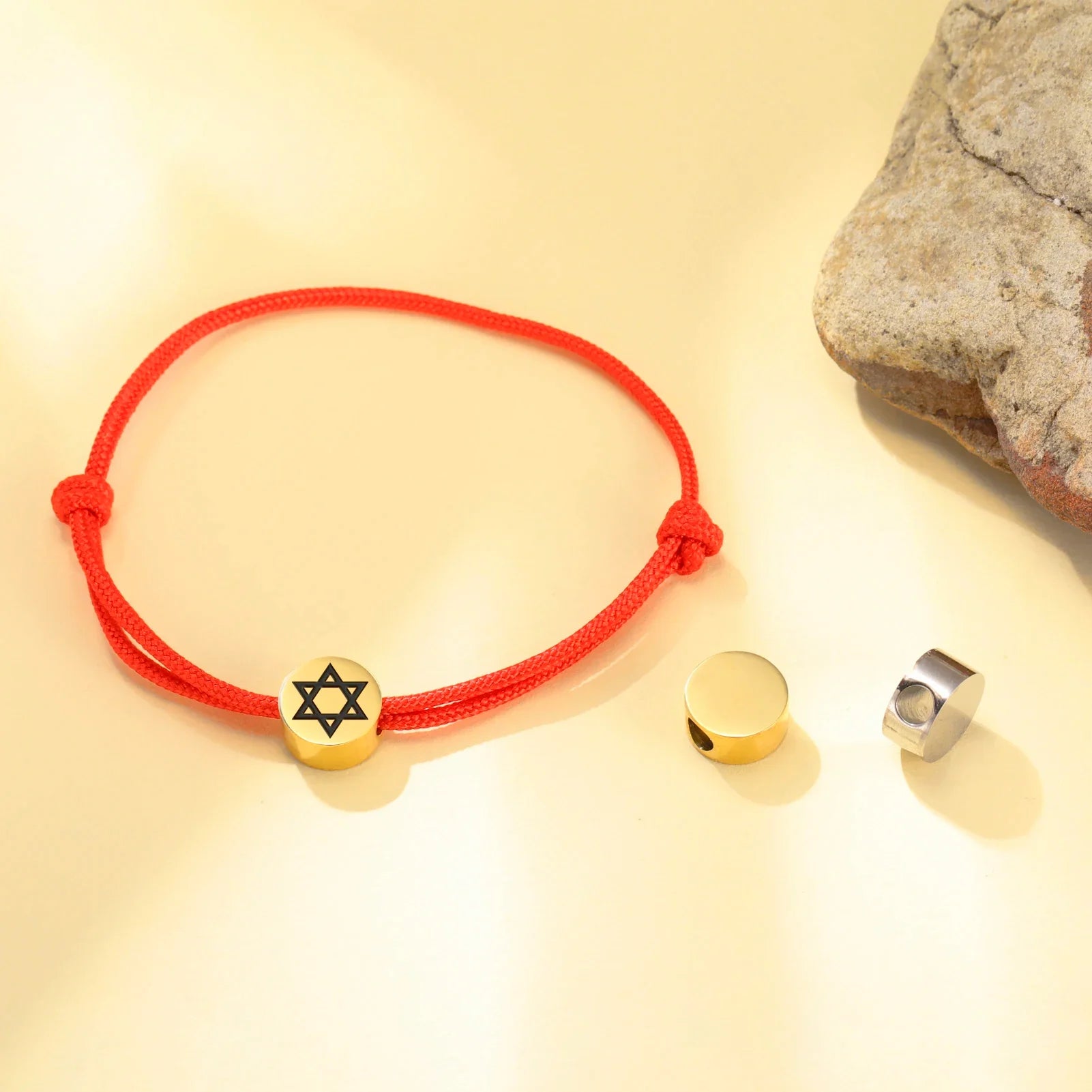 Pulsera de cuerda con el símbolo judío <span data-glossary-id="etoile-de-david">estrella de David</span> rojo y oro