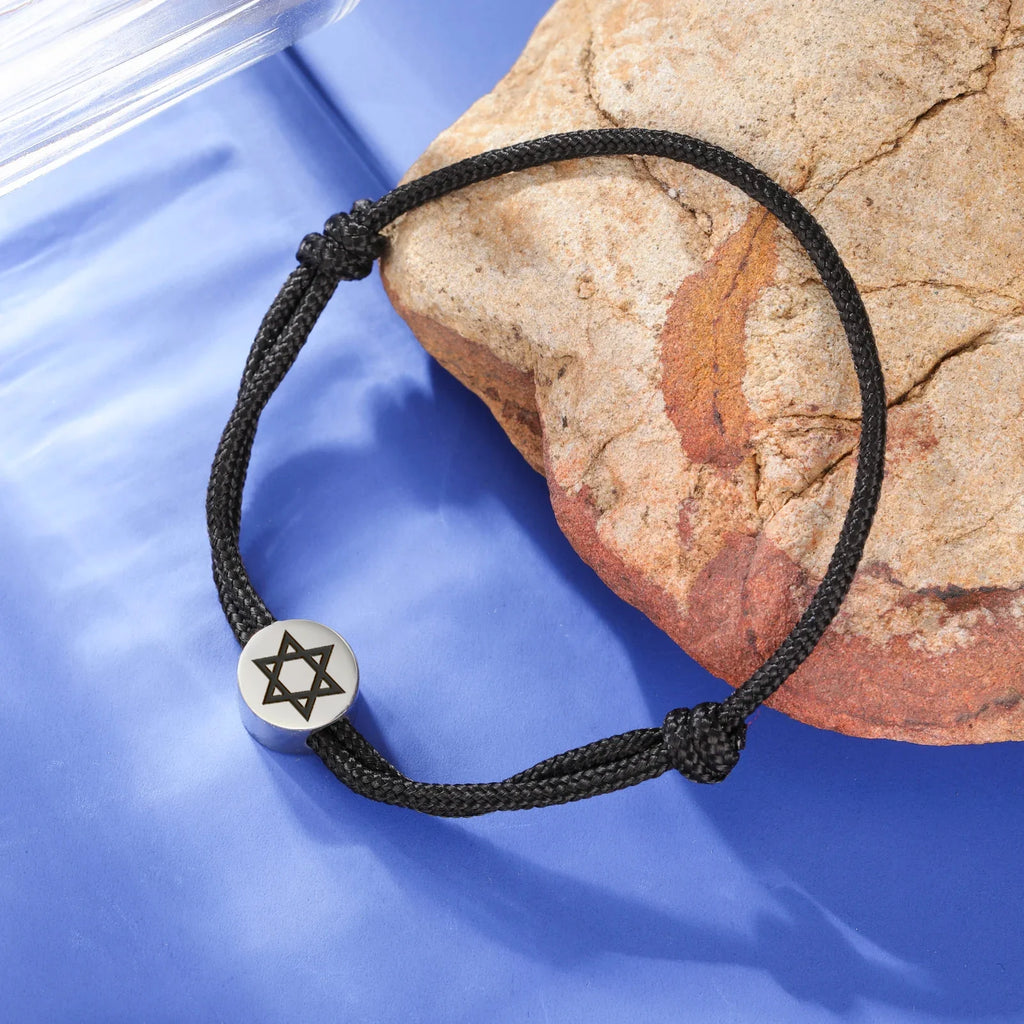 Pulsera de cuerda con el símbolo judío <span data-glossary-id="etoile-de-david">estrella de David</span> negro y plata