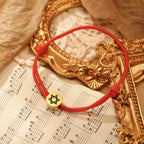 Pulsera de cuerda con el símbolo judío <span data-glossary-id="etoile-de-david">estrella de David</span> rojo y oro