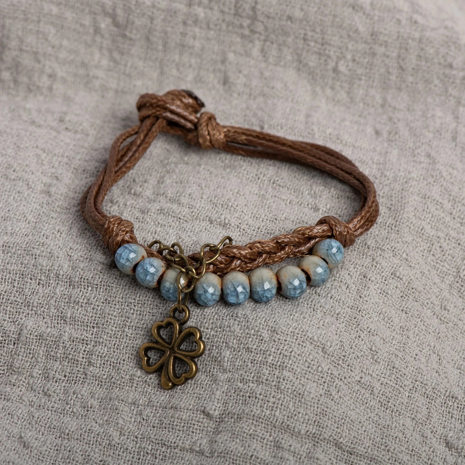 Pulsera de cuerda con trébol de 4 hojas y perlas azules