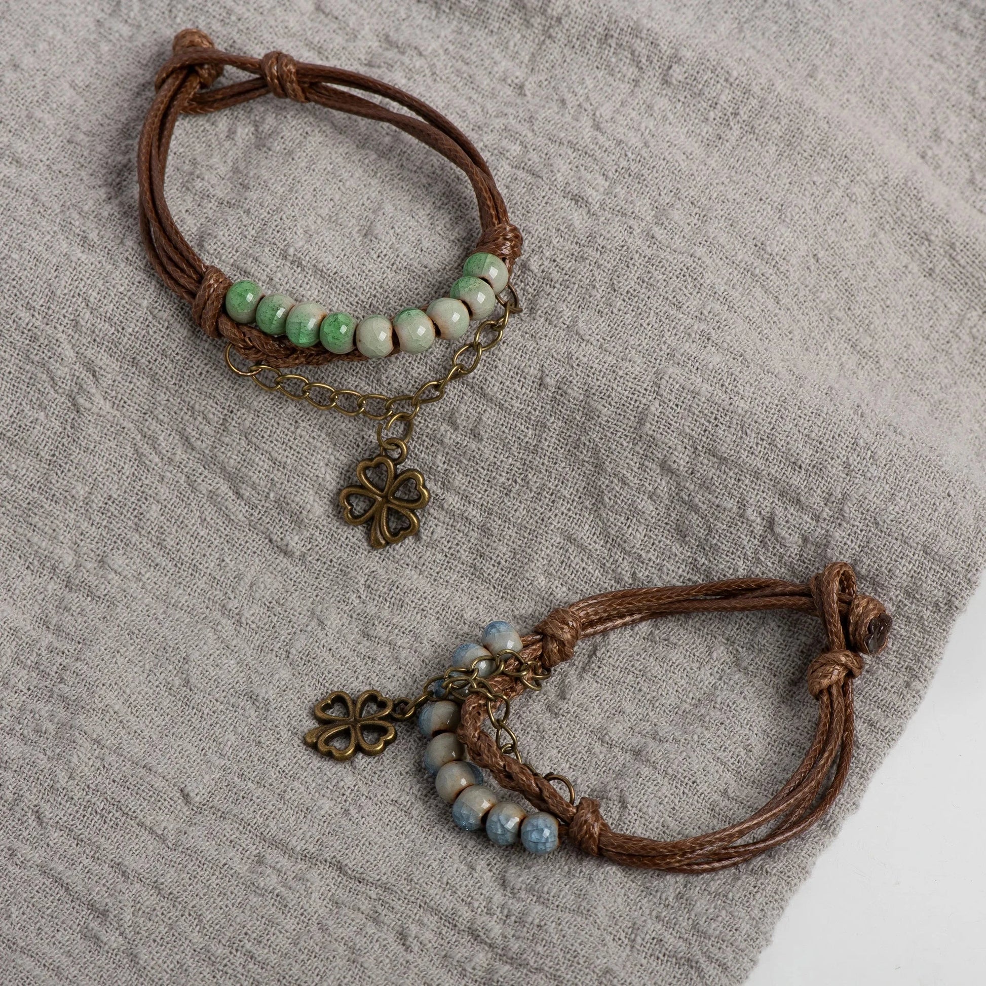 Pulsera de cuerda con trébol de 4 hojas y perlas verdes