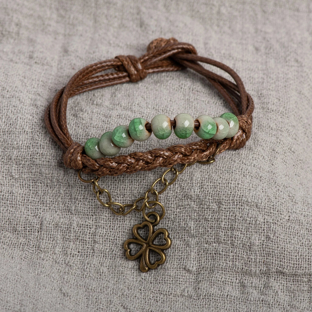 Pulsera de cuerda con trébol de 4 hojas y perlas verdes