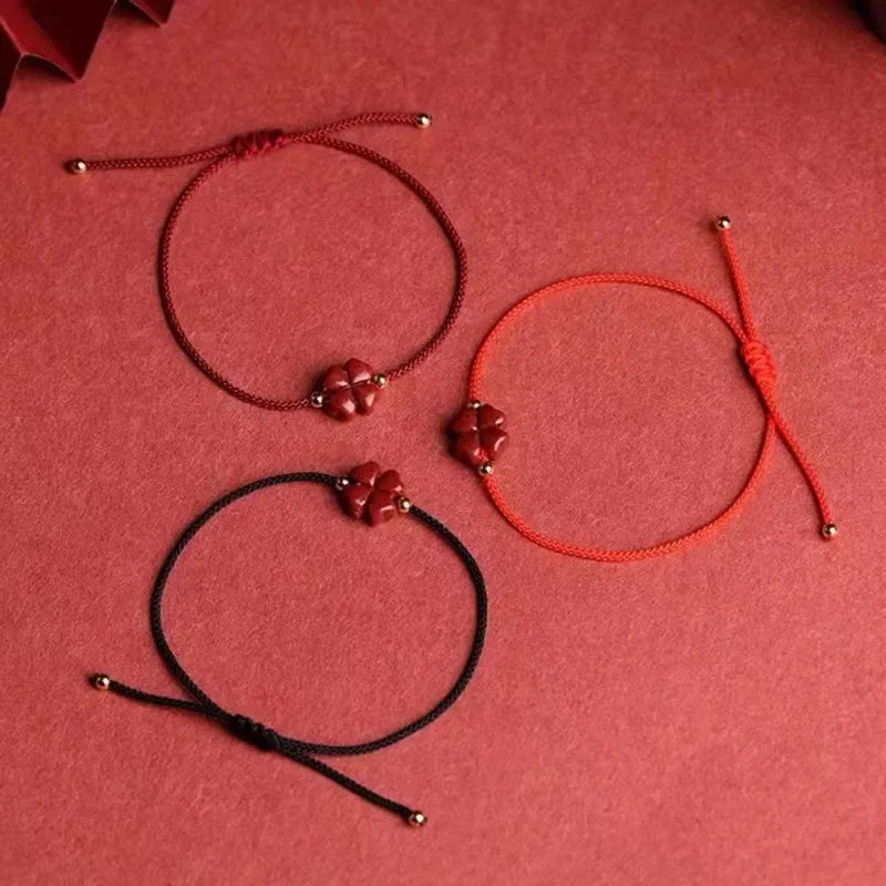 Pulsera de cuerda con trébol de 4 hojas en piedra de cinabrio rojo oscuro
