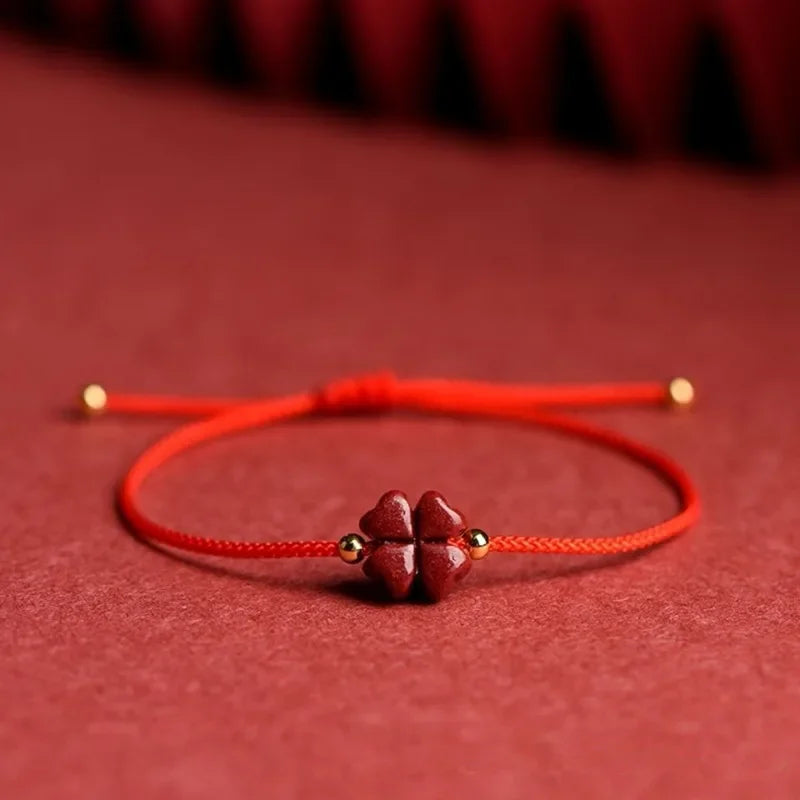 Pulsera de cuerda con trébol de 4 hojas en piedra de cinabrio rojo