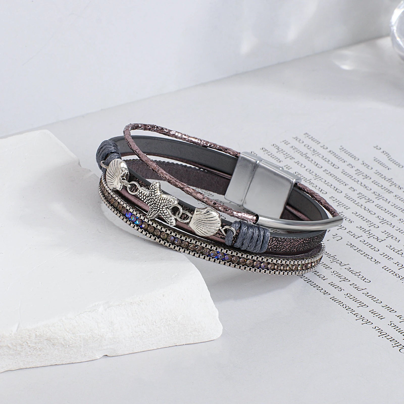 Pulsera de cuero con concha y estrella de mar gris
