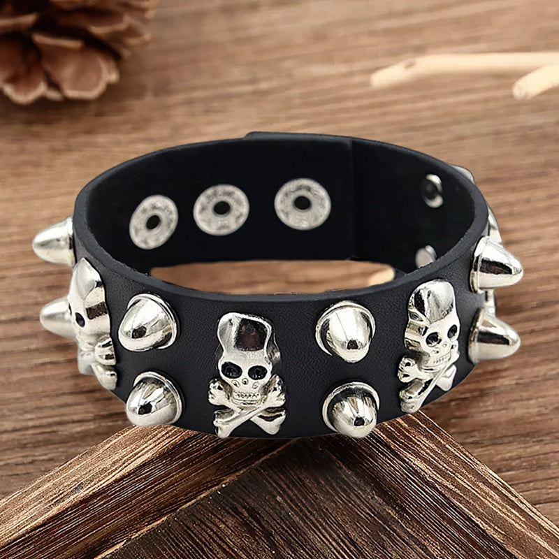 Pulsera de cuero adornada con calaveras y púas 