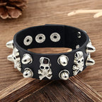 Pulsera de cuero adornada con calaveras y púas 