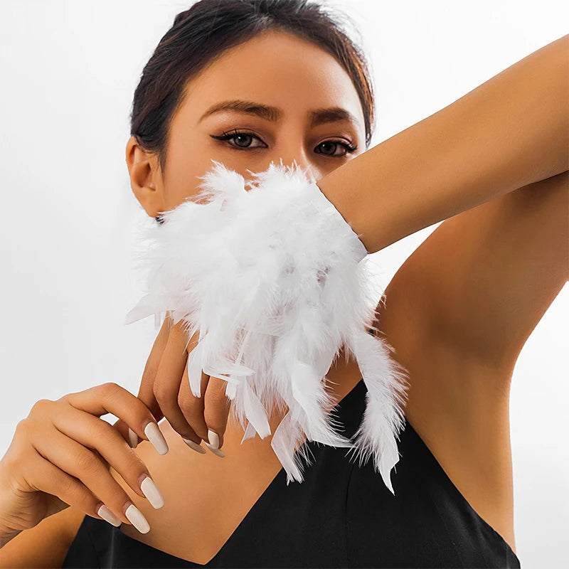 Pulsera con pluma rosa vaporosa blanca