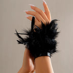 Pulsera con pluma rosa vaporosa negra