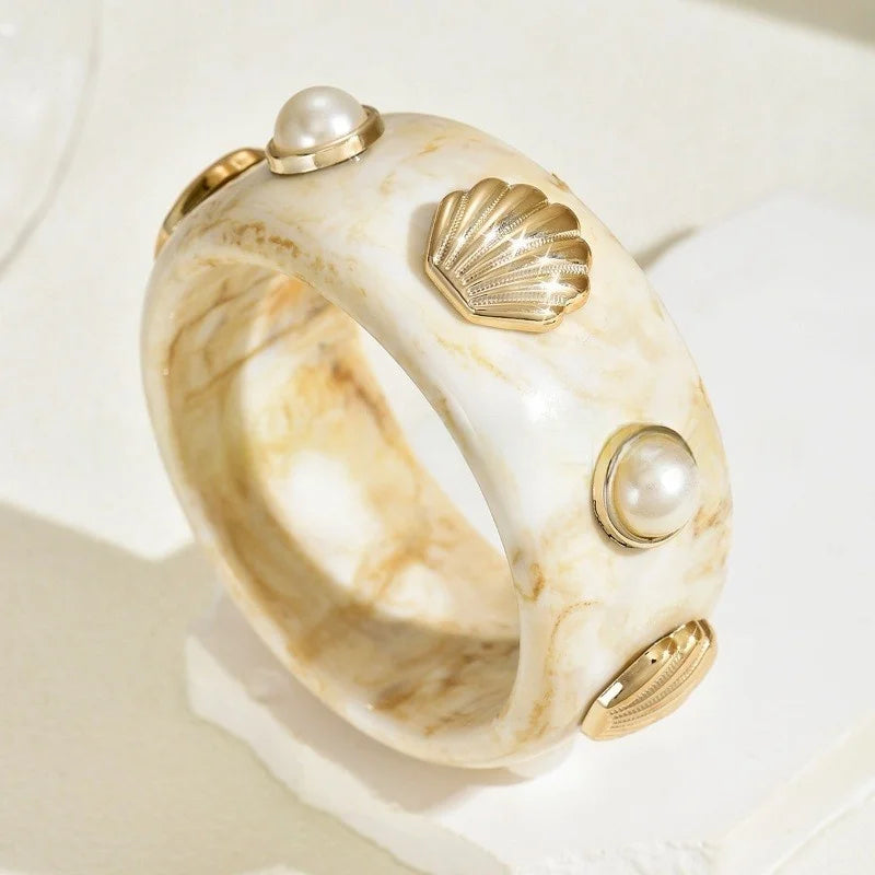 Pulsera de resina con concha beige