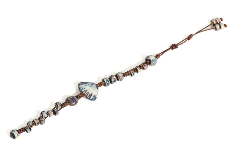 Pulsera trenzada con conchas azul